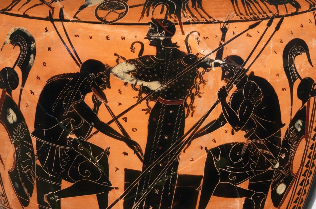 Vase grec à figures noires : deux guerriers casqués penchés de part et d'autre d'un tablier de jeu, une divinité armée debout entre eux.