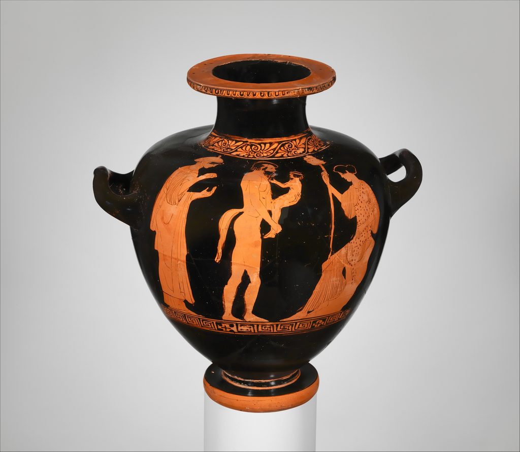 Vase grec à figures rouges : un satyre porte un jeune enfant, entouré de deux femmes drapées.