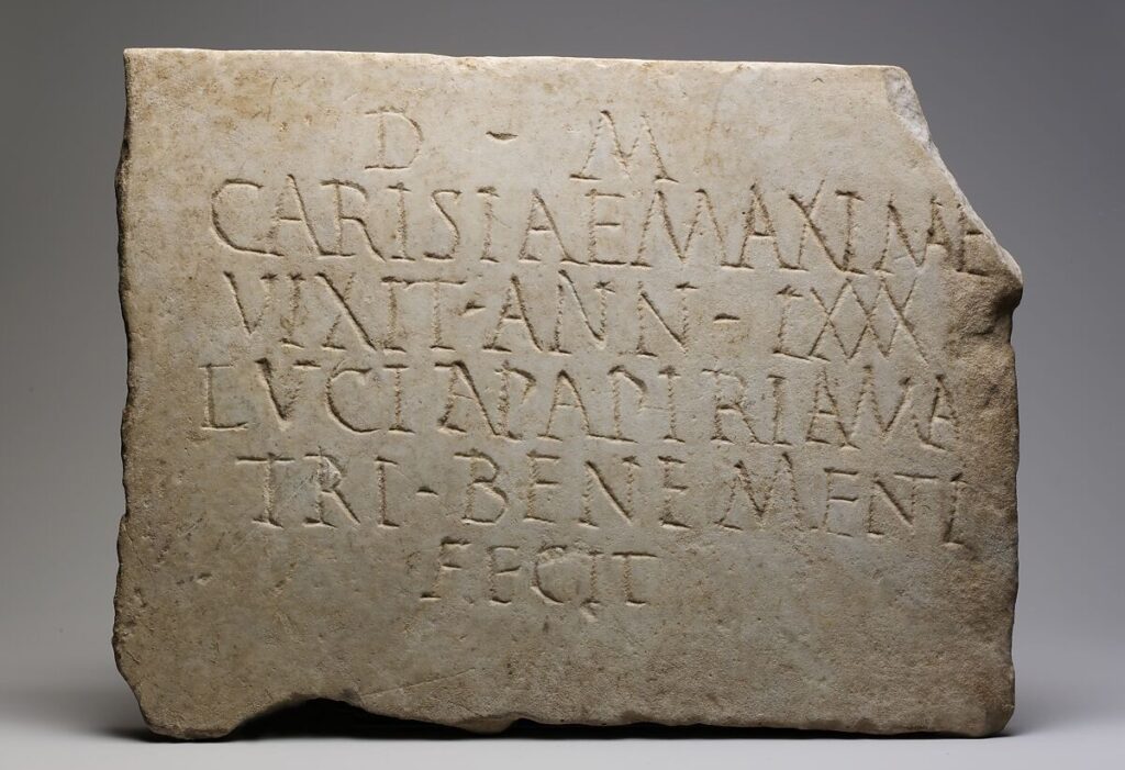 Plaque de marbre gravée d'une inscription latine en capitales romaines, sur plusieurs lignes.