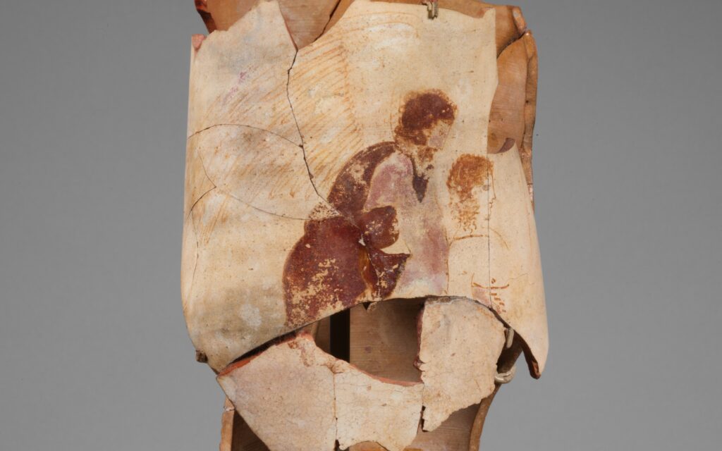 Lécythe attique à fond blanc, partiellement endommagé : deux figures ailées, Hypnos et Thanatos, soulèvent et emportent le corps d'un jeune homme mort. Le dessin est fin, et des traces de polychromie subsistent.