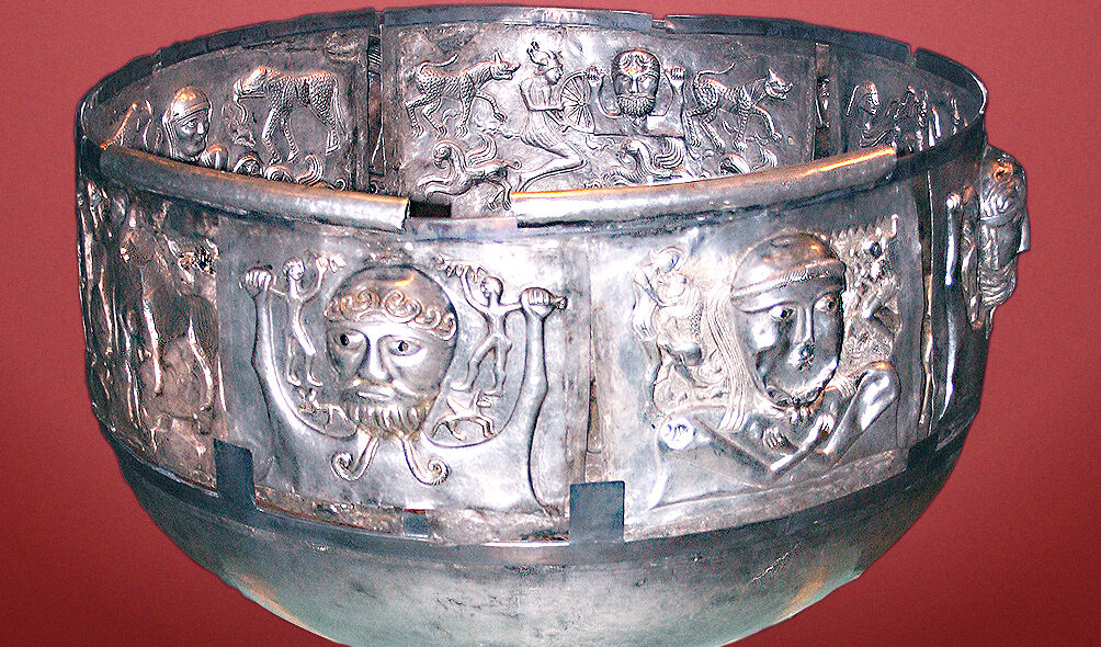 Grand chaudron d'argent à décor en relief : sur la paroi, des bustes de divinités entourés de figures plus petites, animaux et personnages.