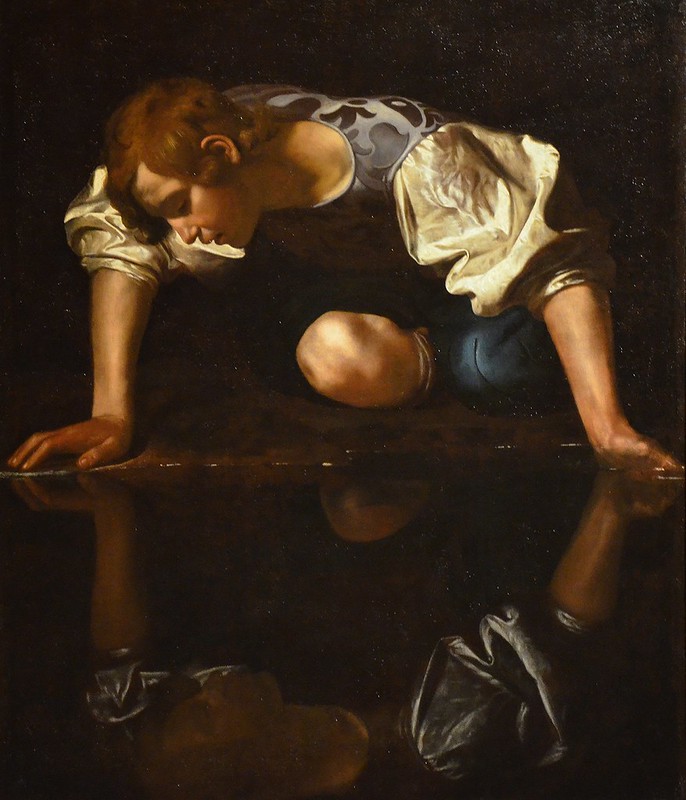 Peinture sombre : un jeune homme agenouillé, les bras formant un cercle, penché sur une eau noire où se reflète faiblement son visage.