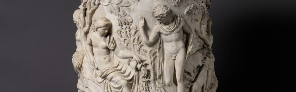 Margelle de puits en marbre, sculptée en relief sur tout son pourtour : un jeune homme penché sur l'eau, une figure féminine, et un autre groupe où des nymphes entourent un jeune homme.
