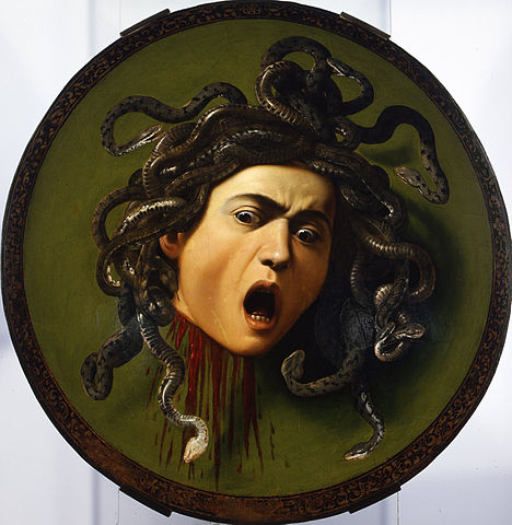Peinture sur un bouclier rond : une tête coupée aux cheveux de serpents, la bouche ouverte, le sang jaillissant du cou.