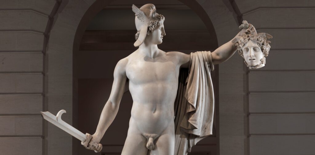Statue de marbre : un homme nu, casqué, brandit à bout de bras une tête coupée aux cheveux de serpents, une épée courbe dans l'autre main.