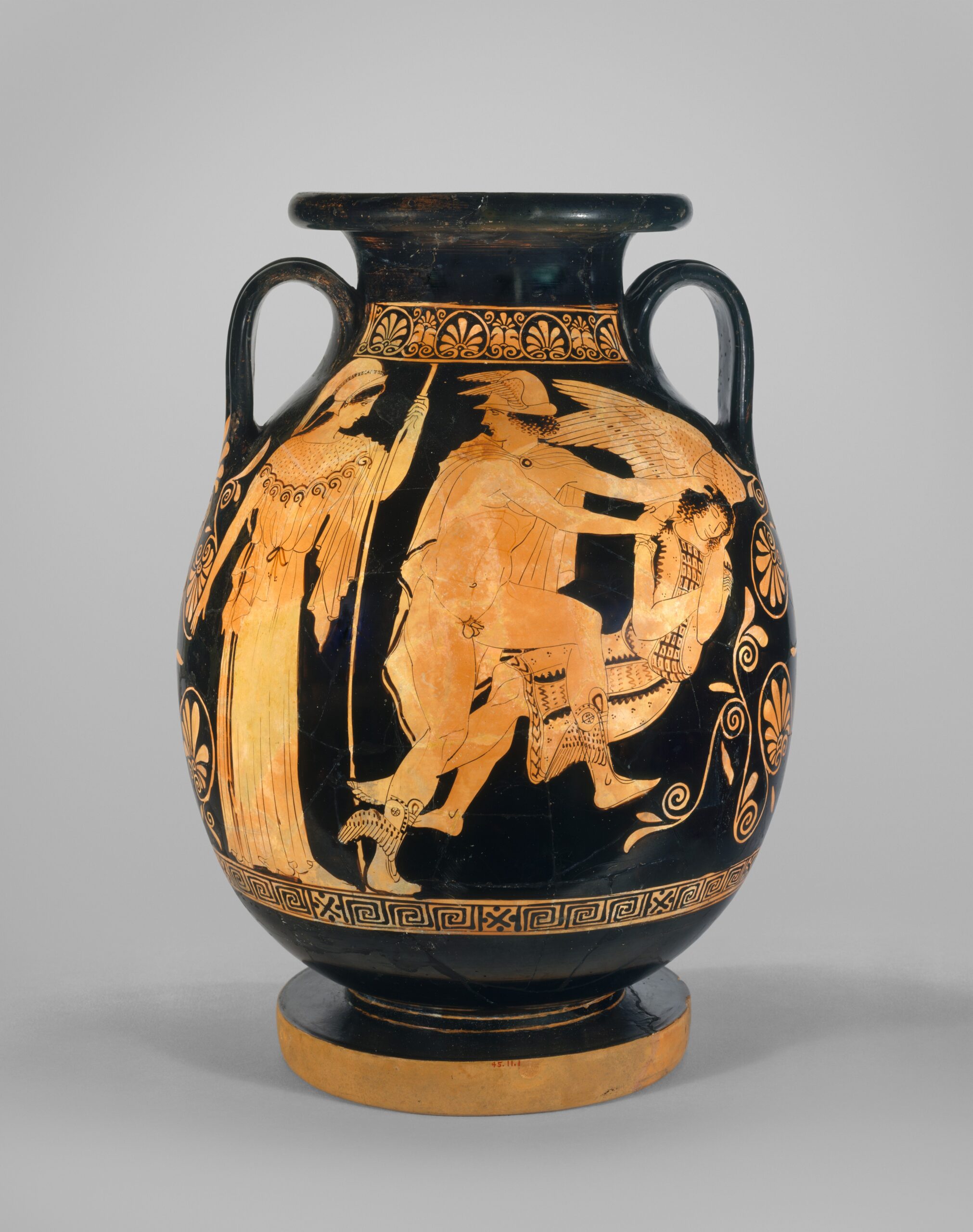 Vase grec à figures rouges : un homme s'apprête à trancher la tête d'une femme endormie, le regard tourné vers une divinité casquée qui se tient face à lui.