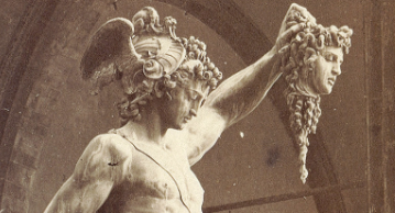 Photographie ancienne d'une statue de bronze représentant un homme nu debout, brandissant à bout de bras une tête coupée.