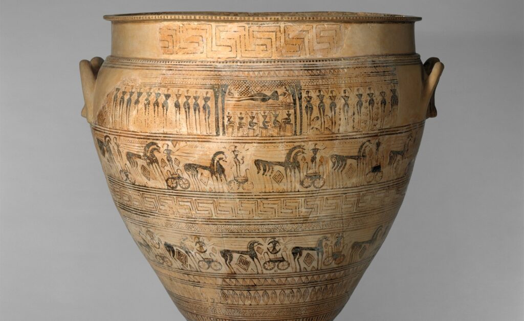 Grand vase de terre cuite orné de frises horizontales : des files de personnages schématiques, un défunt sur son lit funèbre, des chars attelés et des méandres géométriques.