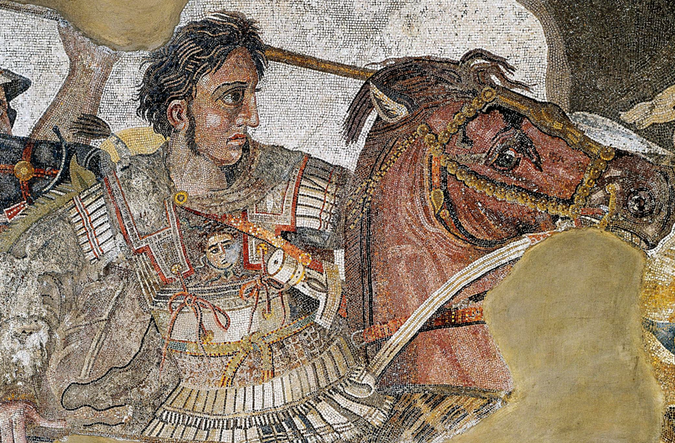 Détail de mosaïque : un jeune cavalier tête nue, cuirassé, galope sur un cheval brun en tenant une lance, au milieu d'une mêlée.