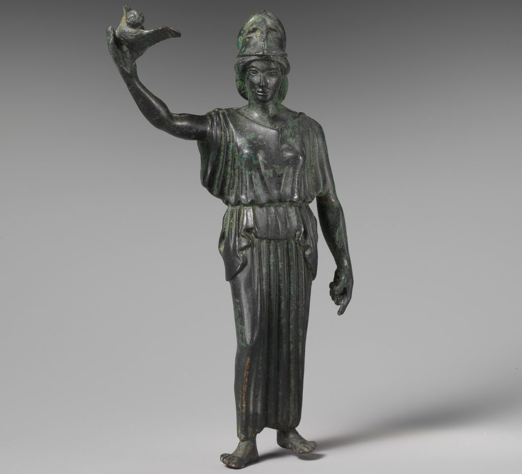 Vase grec à figures rouges : trois divinités debout, celle du centre casquée tenant une cruche, les deux autres présentant des coupes.