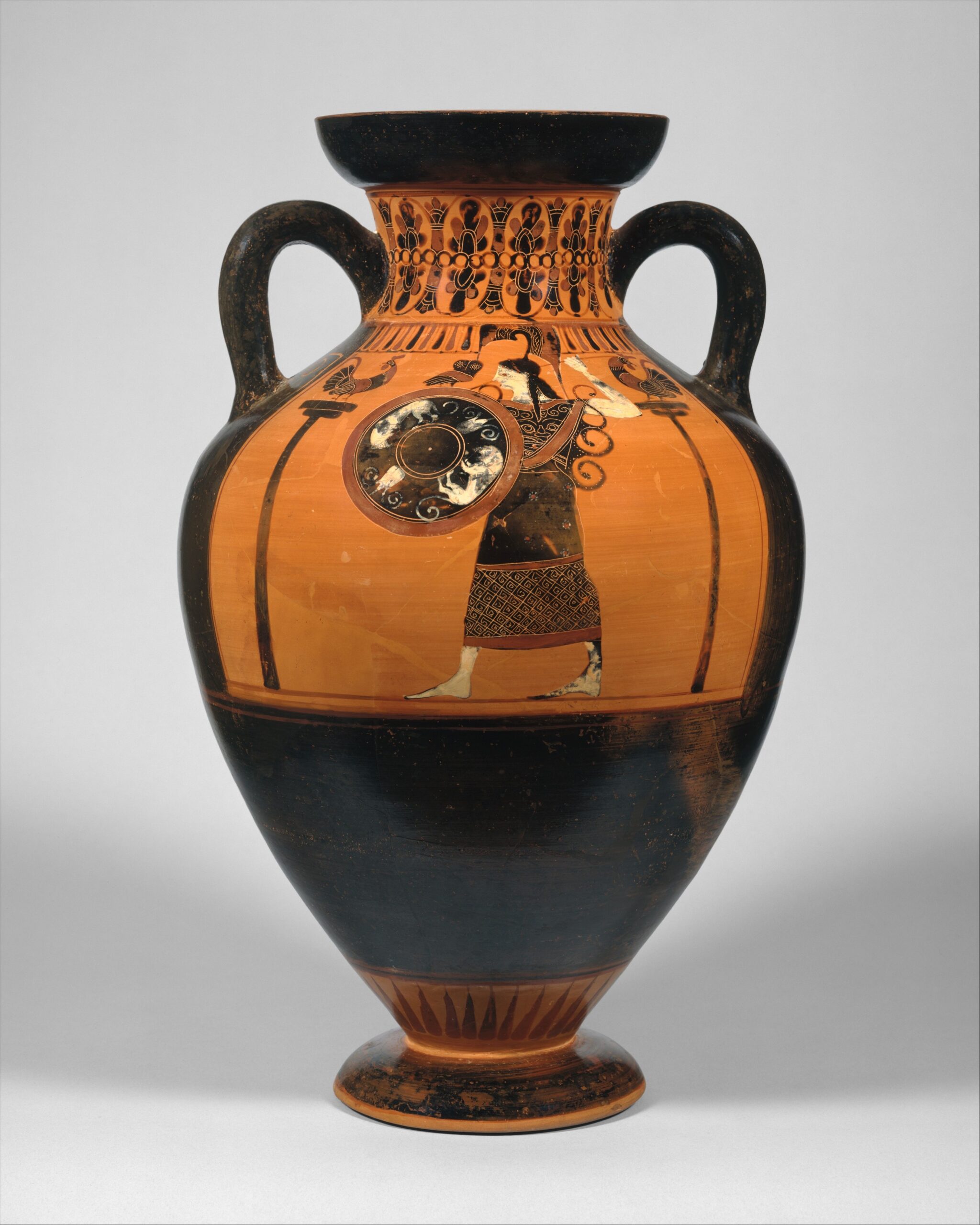 Vase grec à figures noires : Athéna casquée, brandissant une lance et tenant un bouclier.