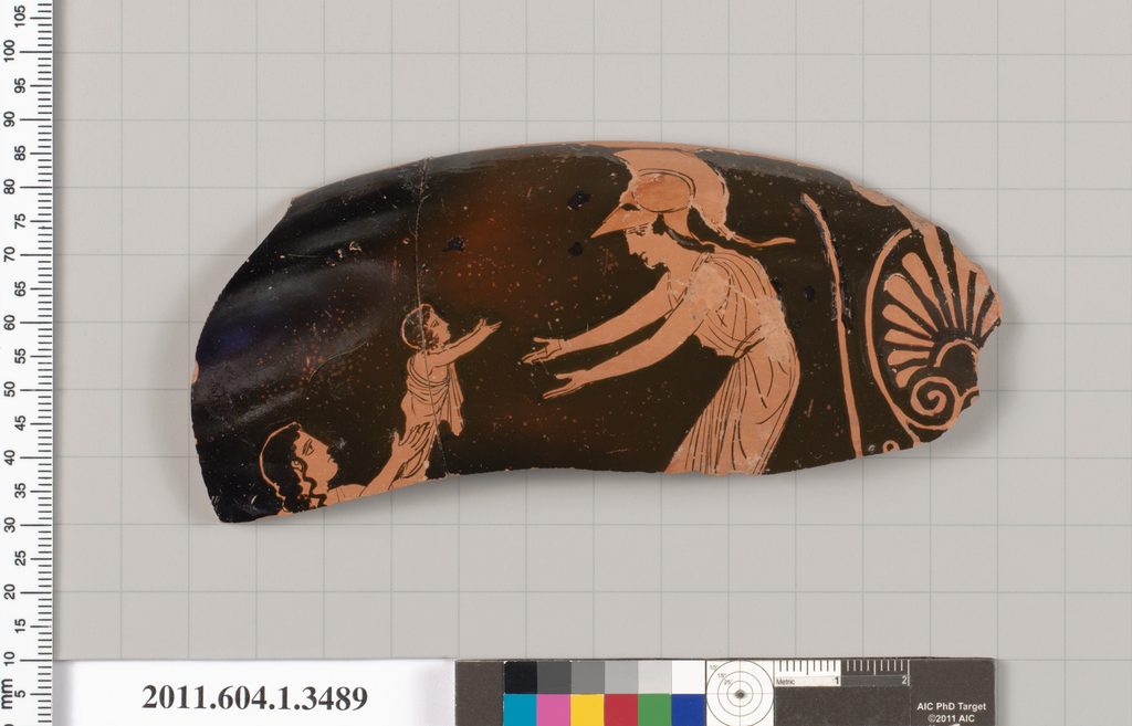 Fragment de coupe grecque à figures rouges : une femme casquée reçoit un enfant que lui tend une autre figure féminine émergeant du sol.