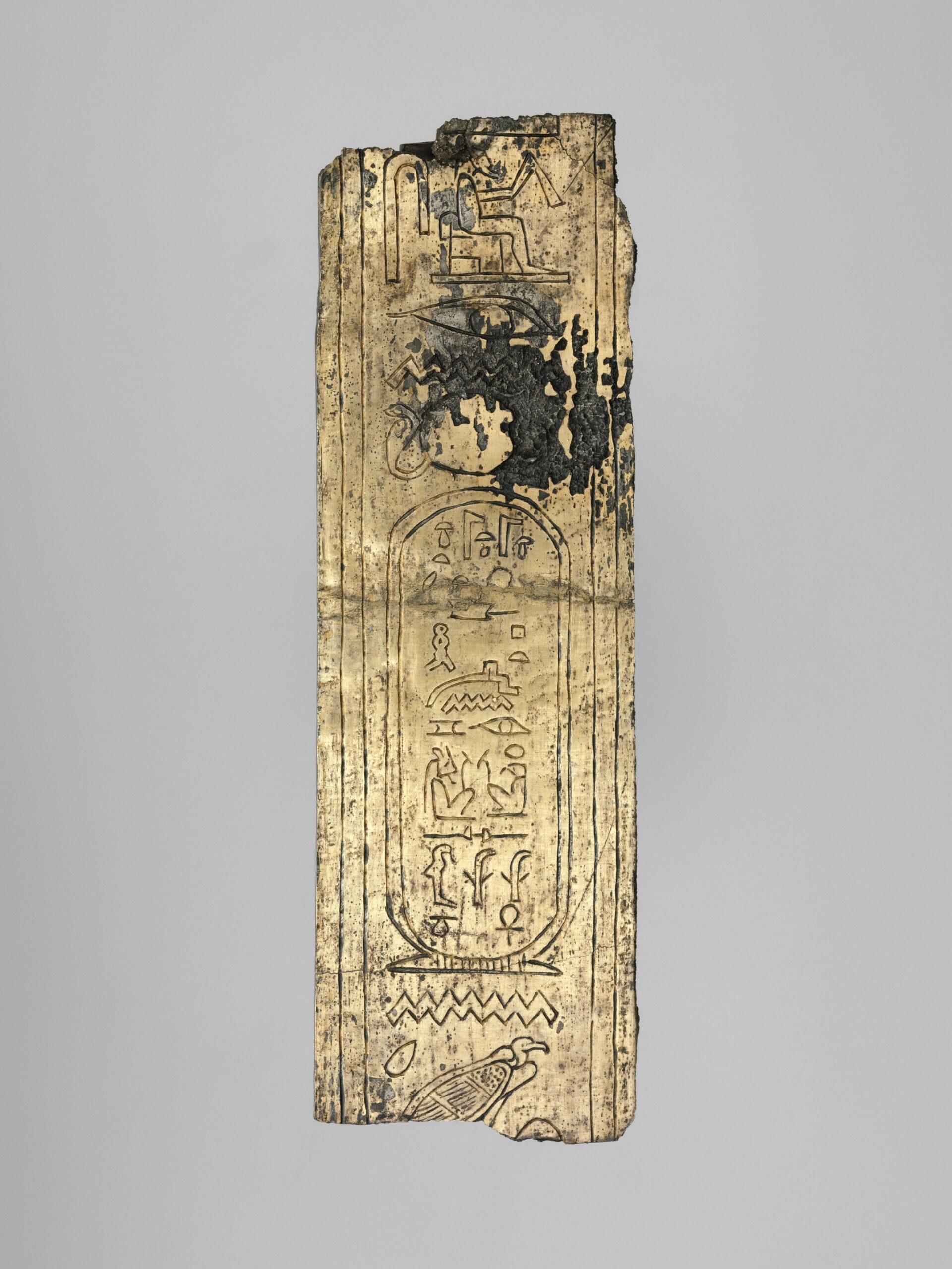 Bande d'argent doré gravée d'un cartouche hiéroglyphique.