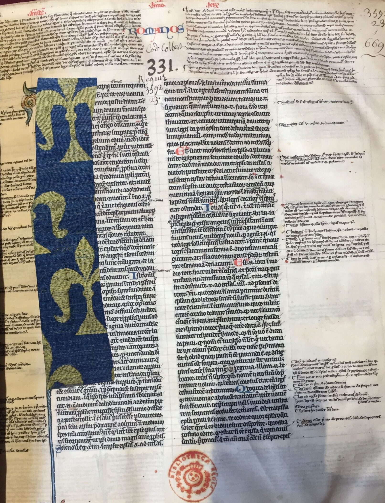 Montage plaçant un fragment de soie bleue à décor de fleurs de lys dorées sur la première page d'un manuscrit.