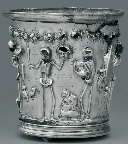 Gobelet en argent doré orné de squelettes en relief, accompagnés d'inscriptions grecques gravées.