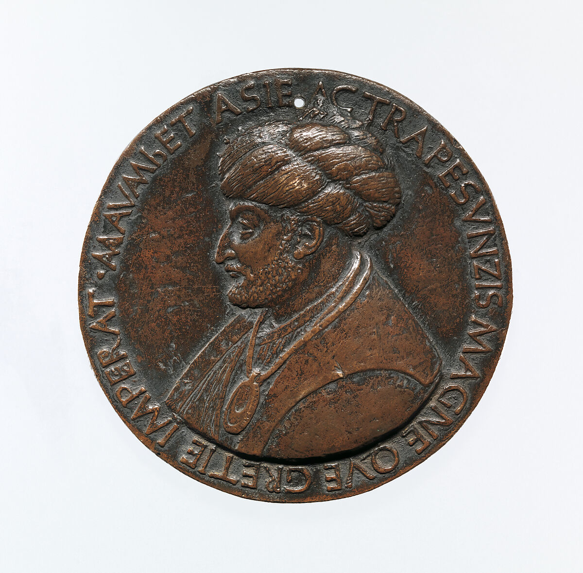 Médaille de bronze : profil d'un homme au turban, entouré d'une inscription latine.