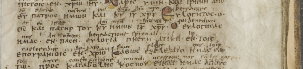 Page d’un manuscrit médiéval présentant un texte grec accompagné d’une traduction latine inscrite entre les lignes.