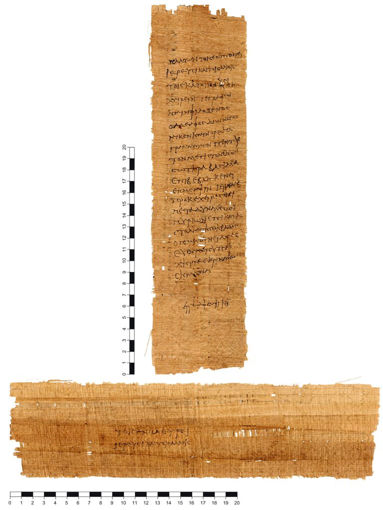Feuillet de papyrus étroit et allongé, couvert d'une écriture grecque en majuscules soignées sur une vingtaine de lignes.