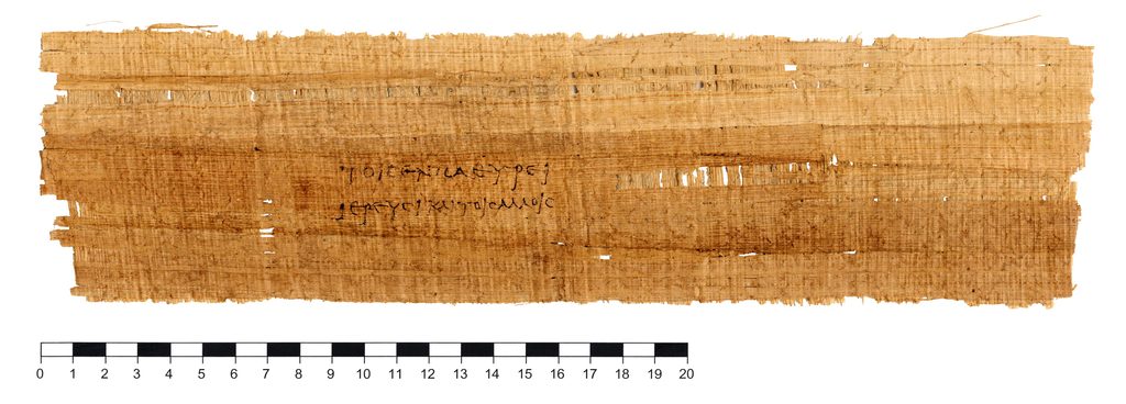Verso d'un feuillet de papyrus, portant une ligne d'adresse en grec et trois marques de plis horizontaux.