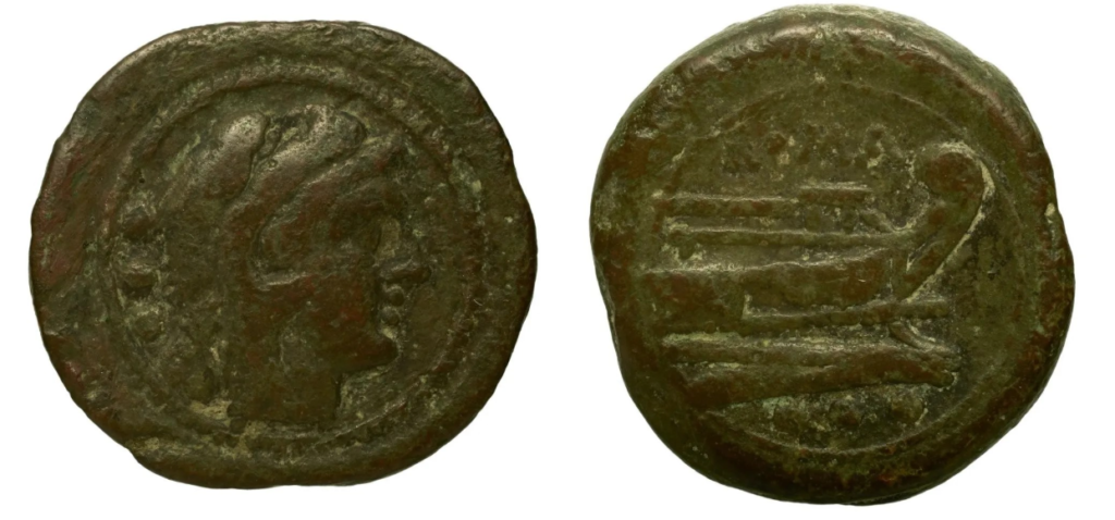 Monnaie de bronze portant une tête casquée de profil.