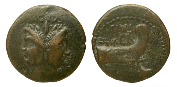 Monnaie de bronze portant une tête à deux visages opposés, aux traits individualisés.