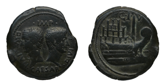 Monnaie de bronze portant deux profils masculins dos à dos.