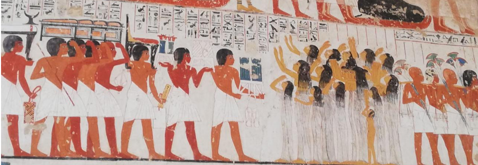 Peinture murale égyptienne montrant, à gauche, des hommes en pagne blanc portant des objets et, à droite, un groupe de femmes aux bras levés vers le ciel.