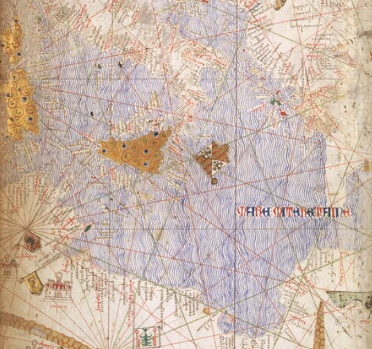 Détail d'une carte marine médiévale : une mer aux vagues bleu pâle, parsemée d'îles dorées, traversée par un réseau de fines lignes rouges et noires qui rayonnent depuis des roses des vents, avec l'inscription « Mare Mediterraneum ».