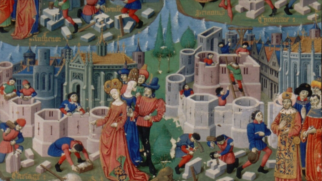 Enluminure médiévale : sur un chantier, des maçons et des tailleurs de pierre élèvent les murs d'une ville, sous le regard d'une femme couronnée.