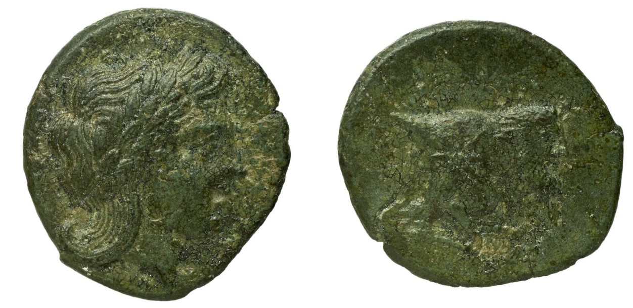 Monnaie de bronze : une tête de profil sur une face, un taureau à tête humaine sur l'autre.
