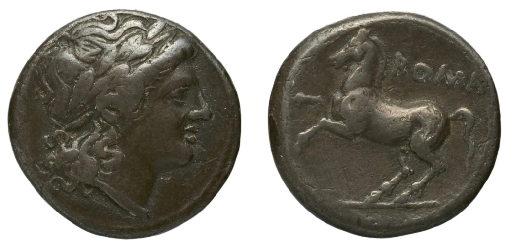 Monnaie d'argent : une tête de profil couronnée sur une face, un cheval au galop sur l'autre.