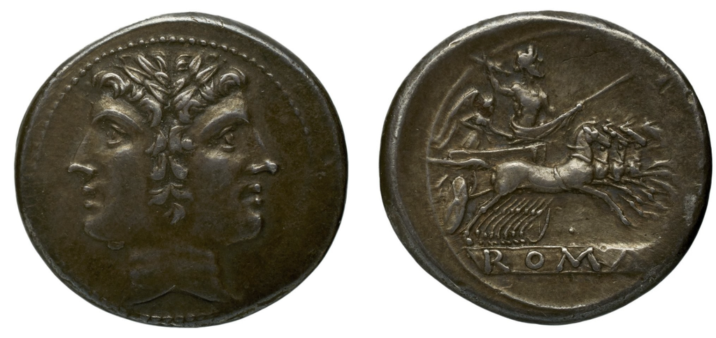 Monnaie d'argent : une tête à deux visages imberbes sur une face, un char tiré par quatre chevaux sur l'autre.