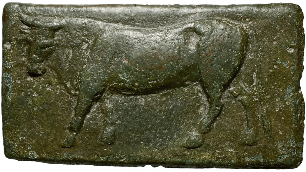 Lingot de bronze rectangulaire portant un bœuf en relief.
