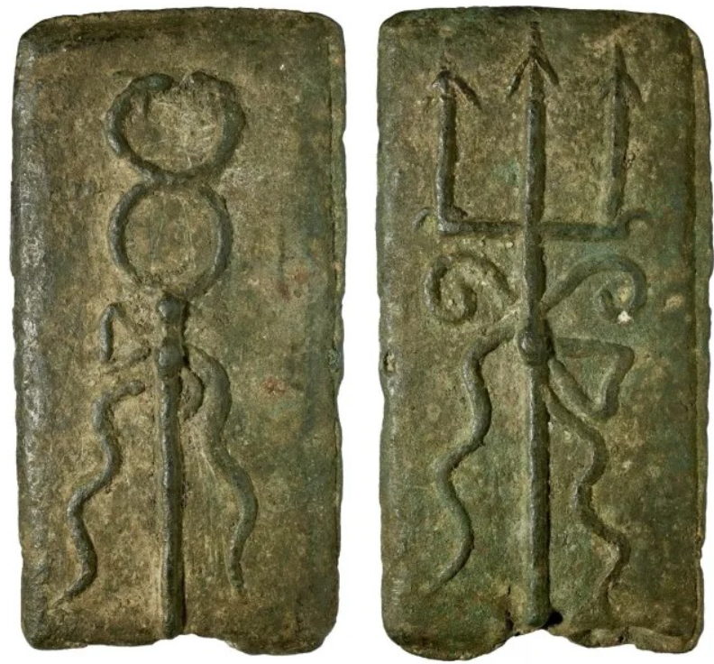 Lingot de bronze rectangulaire portant un trident en relief.