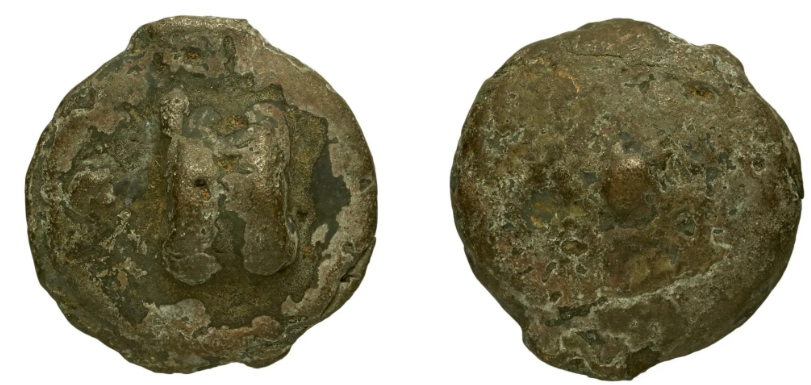 Petite monnaie de bronze coulée, portant un osselet en relief.