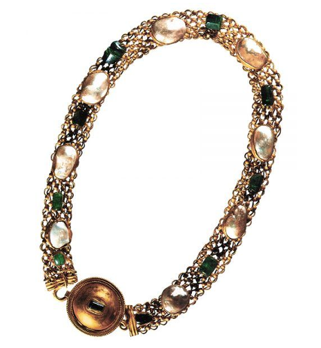 Collier d'or composé d'éléments alternés, perles claires et pierres vertes montées en pendeloques.