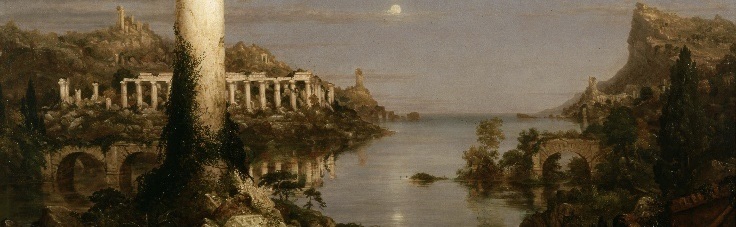 Ruines antiques au crépuscule : une colonne isolée, envahie de lierre, se reflète dans une eau calme, au milieu de colonnades effondrées que la végétation recouvre.