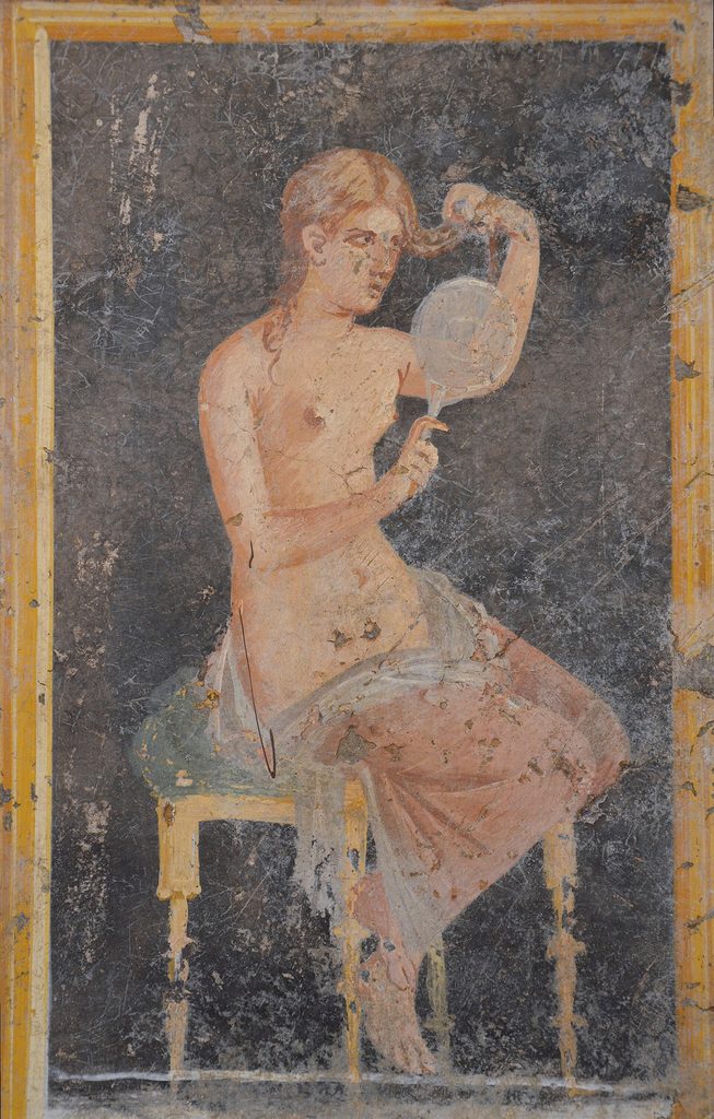 Détail de fresque montrant une jeune femme assise, les bras levés vers sa chevelure.