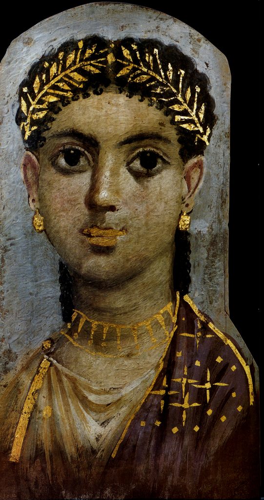 Détail d'un portrait peint sur bois : le visage d'une jeune fille aux grands yeux sombres, la chevelure bouclée retenue en arrière.