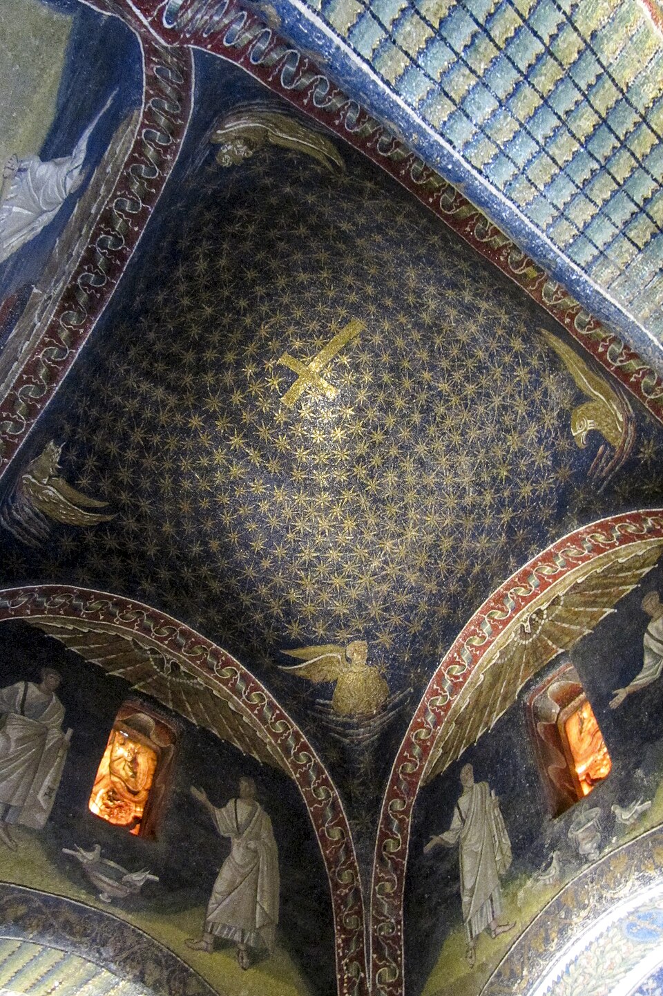 Voûte en mosaïque : un ciel bleu profond semé de centaines d'étoiles d'or, autour d'une croix centrale.