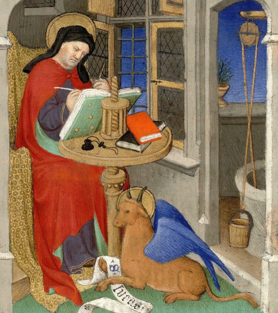 Enluminure représentant Saint-Luc dans son bureau en train d'écrire assis à son bureau. A ses pieds, un taureau, qui est son symbole, est couché.