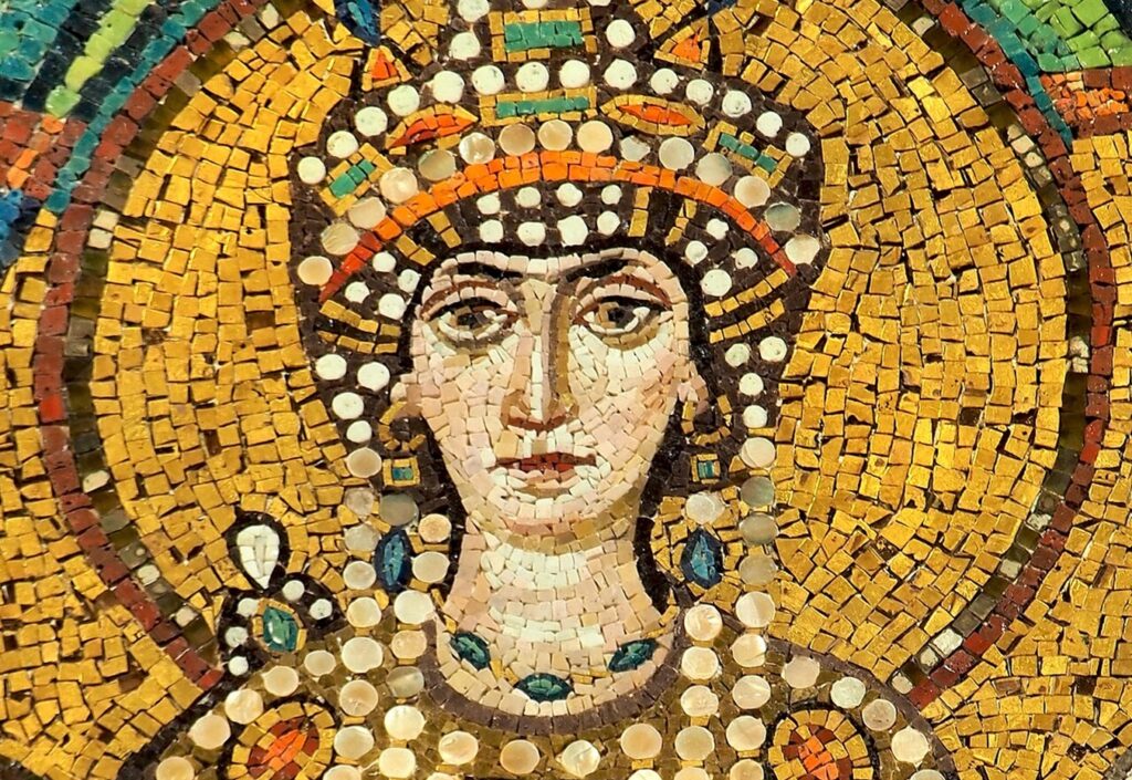 Mosaïque byzantine : une femme couronnée, vêtue de pourpre et parée de bijoux, entourée de personnages en costume de cour.